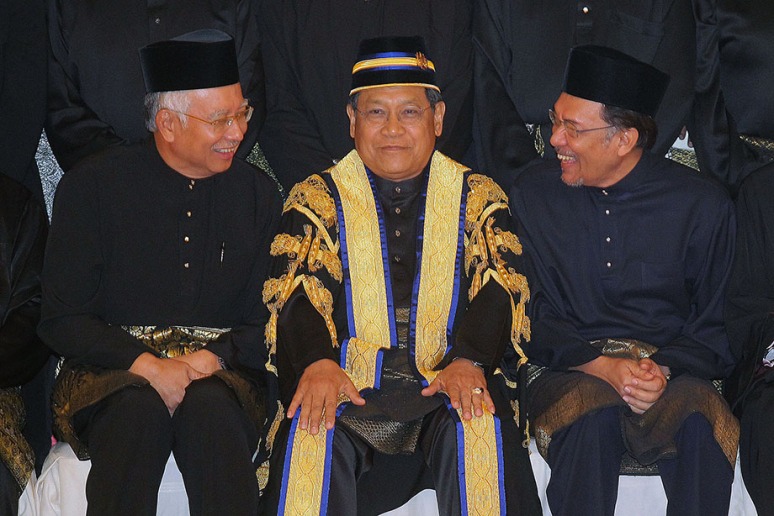 Perdana Menteri Malaysia, Datuk Seri Najib Tun Razak (kiri), Ketua Pembangkang, Datuk Seri Anwar Ibrahim (kanan) dan Speaker Dewan Rakyat, Tan Sri Pandikar Amin Mulia (tengah) bergelak mesra sementara menunggu seisi bergambar Majlis Parlimen Ke 13 di Bangunan Parlimen, hari ini. JUN 24, 2013. Foto/SAFWAN MANSOR 