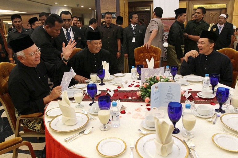 Perdana Menteri Malaysia, Datuk Seri Najib Tun Razak (kiri) berbual mesra bersama Ketua Pembangkang, Datuk Seri Anwar Ibrahim (kanan) sambil diperhatikan oleh  Timbalan Perdana Menteri, Tan Sri Muhyiddin Yassin (duduk dua dari kanan) sementara menunggu hidangan makan tengahari disediakan selepas majlis angkat sumpah Parlimen Ke 13 di Bangunan Parlimen, hari ini. JUN 24, 2013. Foto/SAFWAN MANSOR 