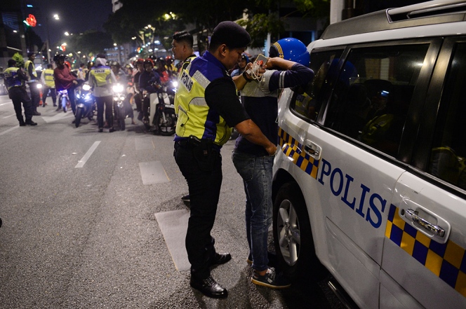 KUALA LUMPUR, 31 Ogos -- Anggota Trafik Polis Diraja Malaysia (PDRM) memeriksa seorang penunggang yang disyaki membawa barang terlarang ketika ditahan dalam sekatan jalanraya yang dijalankan oleh Jabatan Siasatan dan Penguatkuasaan Trafik Kuala Lumpur (JSPT) Kuala Lumpur sempena ambang merdeka di Jalan Raja Laut disini hari ini. Dengan kekuatan seramai 23 pegawai dan 152 anggota, pihak JSPT Kuala Lumpur berjaya memeriksa 1938 buah kenderaan dan dari jumlah tersebut sebanyak 1083 saman dikeluarkan terhadap penunggang dan pemandu atas pelbagai kesalahan lalu lintas manakala 28 buah motosikal dan 8 kereta disita JSPT Kuala Lumpur. Operasi berakhir kira-kira pada jam 4 pagi tadi. --fotoBERNAMA (2018) HAK CIPTA TERPELIHARA