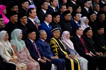 KUALA LUMPUR, 16 Jul -- Perdana Menteri Tun Dr Mahathir Mohamad (tiga kiri) bersama Timbalan Perdana Menteri Datuk Seri Wan Azizah Wan Ismail (empat kanan) serta jemaah menteri dan ahli-ahli parlimen bergambar dengan Yang di-Pertua Dewan Rakyat Datuk Mohamad Ariff Md Yusof yang baru dilantik sebagai Speaker Dewan Rakyat pada Majlis Mengangkat Sumpah Ahli-Ahli Dewan Rakyat Parlimen ke-14 di Parlimen hari ini. --fotoBERNAMA (2018) HAK CIPTA TERPELIHARA