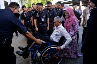 KUALA TERENGGANU, 5 Mei -- Anggota Polis Diraja Malaysia (PDRM) Koperal Abas Hamzah (berkerusi roda) yang lumpuh separuh badan akibat kemalangan semasa bertugas pada 2008 dibantu Isterinya Zainun Ariffin ketika hadir ke Ibu Pejabat Polis Kontinjen Terengganu untuk mengundi awal disini hari ini. Seramai 1511 pengundi yang layak mengundi awal mengundi di pusat mengundi di Ibu Pejabat Polis Kontinjen Terengganu --fotoBERNAMA (2018) HAK CIPTA TERPELIHARA